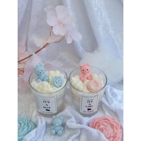 Babyshower Duftkerze It's A Boy/Girl Handgemachte Geschenkidee Mit Bär & Blume - Deko Zur Geburt Oder Gender Reveal Babyshower Duftkerze It's A Boy/Girl Handgemachte Geschenkidee Mit Bär & Blume - Deko Zur Geburt Oder Gender Reveal von MissIndeCandle