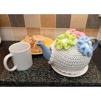 Handgehäkelter Teewärmer Passt Für 8 Tassen Teekanne | 54cm Durchmesser ~ Weiß + Blumen Vegan-Freundlich Teezeit, Tee, Teetasse, Teekanne, Bezug von MissLToeStockings