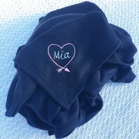 Gestickte Herz - U. Pfeil-Fleece-Decke Personalisiert Mit Name Monogramm-Decke von MissMarisasMonograms