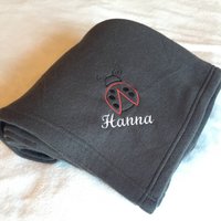 Marienkäfer-Decke, Fleece-Decke, Marienkäfer-Monogramm, Bestickter Überwurf von MissMarisasMonograms