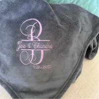 Monogramm Plüsch-Decke - Gestickter Hochzeits-Überwurf Personalisierte von MissMarisasMonograms