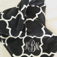 Personalisierte Plüschdecke - Monogramm Gestickte Decke - Fuzzy Throw von MissMarisasMonograms