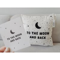Kissenhülle "To The Moon & Back' | Geschenke Box von MissMinnelliDESIGN