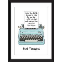 Genieße Die Kleinen Dinge Im Leben Zitat - Ungerahmt Kunstdruck Von Kurt Vonnegut von MissPicklePrints