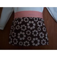 Childs Halbe Schürze Braun Mit Kleinen Gänseblümchen Größe 2-5 von MissSewanSew