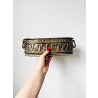 Antiker Jardinière-Übertopf, Ovale Pflanze Aus Geprägtem Messing, Rustikaler Pflanzer von MissVintageBox