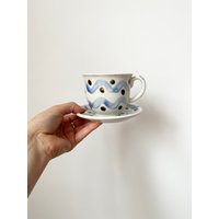 Handgemachte Keramik Teetasse Und Untertasse, Abstraktes Motiv Tasse von MissVintageBox