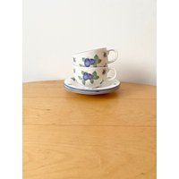 Royal Doulton Tasse Und Untertasse, Vintage Porzellan Retro Blaubeermuster von MissVintageBox