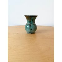 studio Keramik Vase, Knospe Kleine Handgemachte Einzelblumen Vase von MissVintageBox