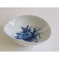 Rosenthal Studio Line Schale ‚Kobalt-Rose' Entwurf Bjørn Winblad, | Björn Wiinblad Form Romanze Rosenthal Studio Line Schale ‚Kobalt-Rose' Entwurf Bjørn Winblad, | Björn Wiinblad Form Romanze von MissVintageGermany