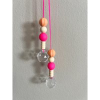 Sonnenfänger Mit Holz-Und Silikonperlen | Regenbogenkristall Deko in Neon Pink - Suncatcher von MissWildhorse