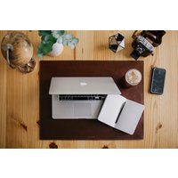 Personalisierte Schreibtischmatte Aus Vollleder, Umweltfreundliches Home-Office-Geschenk, Chefschreibtischabdeckung, Rustikales Arbeitsplatzzubehör von MissionLeatherCo