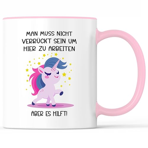 Kaffeebecher mit Spruch Verrückt sein hier zu arbeiten Arbeit Beruf Kollegen Job Arbeitskollegen - lustiges Geschenk - Kaffeetasse als Geschenkidee - Becher bzw. Tasse 330ml - Weiss-Rosa von Mister Merchandise