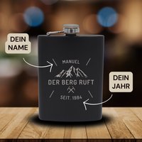 Der Berg Ruft Personalisierter Flachmann Geschenkset | Berge Alpen Wandern Edelstahl-Trinkflasche Outdoor Camping Geschenkidee Der Berg Ruft Personalisierter Flachmann Geschenkset | Berge Alpen Wandern Edelstahl-Trinkflasche Outdoor Camping Geschenkidee von MitHerzenManufaktur