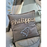 Boho Kissenbezug Leinen Mit Fransen Kordel-Schriftzug Name Kind Baby Herz Wohndekoration Geschenk Babyparty Geburt Kissen Motiv Rakete von MitLiebePost
