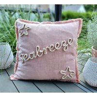 Boho Kissenbezug Rosa Mit Fransen Und Kordel-Schriftzug Seabreeze Meeresbrise Sommer Wohndekoration Geschenk Maritim Boho Strand Beach Boho Kissenbezug Rosa Mit Fransen Und Kordel-Schriftzug Seabreeze Meeresbrise Sommer Wohndekoration Geschenk Maritim Boho Strand Beach von MitLiebePost