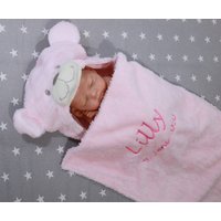3D Babydecke Mit Namen Und Datum Bestickt - 75 X 100 cm Rosa Teddy Geschenk Geburt Taufe | 302021 von MitNamen