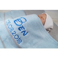 Babydecke Mit Namen Bestickt - 100 % Baumwolle 75x100 cm Hellblau Grau Geburt Geschenk Taufe | 882004 von MitNamen