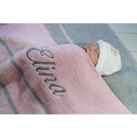 Babydecke Mit Namen Bestickt - Baumwolle 75x100 cm Rosa Grau | 882001 Geburt Geschenk Taufe von MitNamen