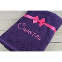 Duschtuch Mit Namen Bestickt 50x100 Violett - 100 % Baumwolle | 700227 Duschtuch Mit Namen Bestickt 50x100 Violett - 100 % Baumwolle | 700227 von MitNamen