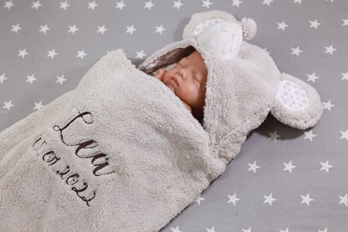 Zweilagige Babydecke mit Namen und Datum Bestickt - Wagendecke - 3D Motiven - (Beige Maus) von MitNamen