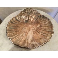 Vintage Reed & Barton Silverplated Hohlwaren 16" Shell Geformt Vier Footed Schüssel. Muster Nr. 2008. Eingestellt Vintage Reed & Barton Silverplated Hohlwaren 16" Shell Geformt Vier Footed Schüssel. Muster Nr. 2008. Eingestellt von Mitesoro777