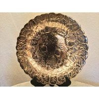 Vintage Reed & Barton Silverplated Hohlwaren Muster 115, Runde Platte Servieren. Geprägte Früchte, Blumen Und Blätter. Eingestellt Vintage Reed & Barton Silverplated Hohlwaren Muster 115, Runde Platte Servieren. Geprägte Früchte, Blumen Und Blätter. Eingestellt von Mitesoro777