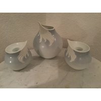 W. Deutschland Jahrgang Ak Kaiser Porzellan "Fama" Muster Set Vase Mit Zwei 2 Passenden Kerzenhalter. Grau Und Weiß von Mitesoro777