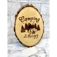 Camping Ist Meine Therapie Holz Brennschild/Personalisiert/Wohnrand/Rustikal/Bauernhaus/Wohndekor/Zelt/Rv/Reise/Geschenk von MixMatchedCreations