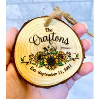 Personalisierter Sonnenblumen Hochzeit Nachname Personalisiert Weihnachten Ornament Home Decor Holz Gebrannt Live Edge Wandbehang Schild von MixMatchedCreations