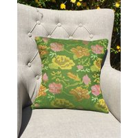 Grün Floral Hand Gestickte Kissen Mit Rosa Und Gold Blumen von MizBizCushions