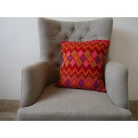 Hell Rot Multi-Coloured Chevron Diamond Pattern Kissenbezug von MizBizCushions