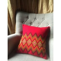 Kissen Rot Mit Gelb, Rot, Schwarz Und Weiß Richtungspfeile, Zig Zag Bestickte Kissen, Tiefrote von MizBizCushions