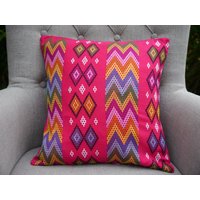 Rosa Mit Multi Color Hand Bestickte Kissen, Scatter Kissen Farbmuster von MizBizCushions