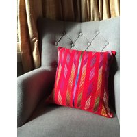 Rot-Blauer Chevron Kissenbezug Mit Gelber Und Lila Stickerei von MizBizCushions