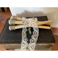 Vintage Deko Set Aus 5 Alten Holzspulen, Dekoriert Vintage Deko Set Aus 5 Alten Holzspulen, Dekoriert von MmePluesch