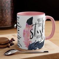 Boho Feder-Tasse - Aquarell-Textkunst, Stilvolle Kaffeetasse Boho Feder-Tasse - Aquarell-Textkunst, Stilvolle Kaffeetasse von MoNimoPrints