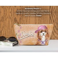 Cavapoo - Accessoire Tasche | Individualisierbare Beutel Für Hundeutensilien Wie Leckerli, Medikamente Etc. Cavadoodle Illustration von MoNimoPrints