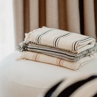 Gestreifte Decke Aus Bio-Baumwolle Schwarzweiße Bettwäsche Gestreifte Decke Aus Bio-Baumwolle Schwarzweiße Bettwäsche von Moatextile