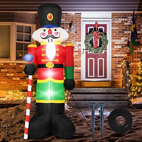 240cm Aufblasbare Weihnachtsdekoration, Nussknacker Soldat Weihnachten Aufblasbare Modell Weihnachtsmann Soldat mit 3 LED-Leuchten Weihnachtsdekoration mit Eingebautem Gebläse mit Befestigungsmaterial 240cm Aufblasbare Weihnachtsdekoration, Nussknacker Soldat Weihnachten Aufblasbare Modell Weihnachtsmann Soldat mit 3 LED-Leuchten Weihnachtsdekoration mit Eingebautem Gebläse mit Befestigungsmaterial von Mocoli