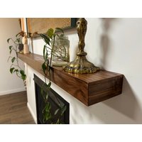 Benutzerdefinierter Schwebender Walnussholz-Balken-Kaminmantel Schwimmendes Holzbalkenregal Walnuss-Kaminsimitat von ModelLineDesign