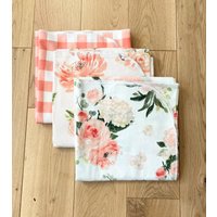 Versandfertig Korallen Rosa Blumen Besteckdecke Set, Büffel Karierte Empfangsdecke, Kinderzimmer, Mädchen Swaddle Blankets Versandfertig Korallen Rosa Blumen Besteckdecke Set, Büffel Karierte Empfangsdecke, Kinderzimmer, Mädchen Swaddle Blankets von ModernBabyDesign