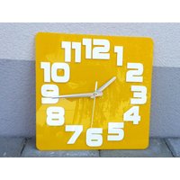 Große Wanduhr Quadratisch Gelb Mit Weißen Zahlen Hochglänzend 30cm von ModernClock