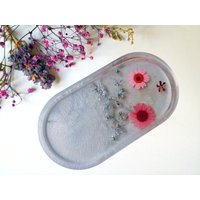 Opalescent Weißes Tablett Oval Mit Rosa Wildblumen Und Blattsilber, Untersetzer, Schmuckschale, Schmucktablett von ModernGlassArtDesign