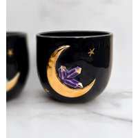 Amethyst Lila Kristall Lunar Pflanzer Mit 22K Goldmond, Mond Pflanzer, Mondkeramik, Moderner Schlamm Amethyst Lila Kristall Lunar Pflanzer Mit 22K Goldmond, Mond Pflanzer, Mondkeramik, Moderner Schlamm von ModernMud