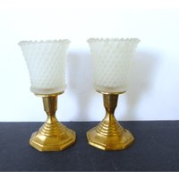 Glas Auf Messing, Paar Messing-Kerzenleuchter Mit Weißen Milchglasbechern, Messing-Teelicht - Oder Stabkerzenhalter /6"T/ von ModernRelicVintage