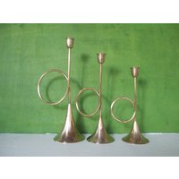Vintage 3 Trompetenform Messing Kerzenständer Kerzenhalter Aus Massivem Messing, Abgestufte Weihnachtsdekor von ModernRelicVintage