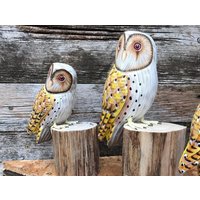 Eule Aus Holz Auf Holzstamm - Hand Geschnitzt & Bemalt von ModernVintageGiftCo