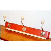 50Er Jahre Vintage Hakenleiste/Garderobe Rot /Braun Retro Mid Century Rockabilly Fifties von ModernVintageProjekt