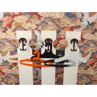 70Er Jahre Kleiderbügel 6Er Set Garderobenbügel Vintage Retro Seventies Kunststoff Weiß Schwarz Rot Mix Plastik Garderobe Hangers von ModernVintageProjekt